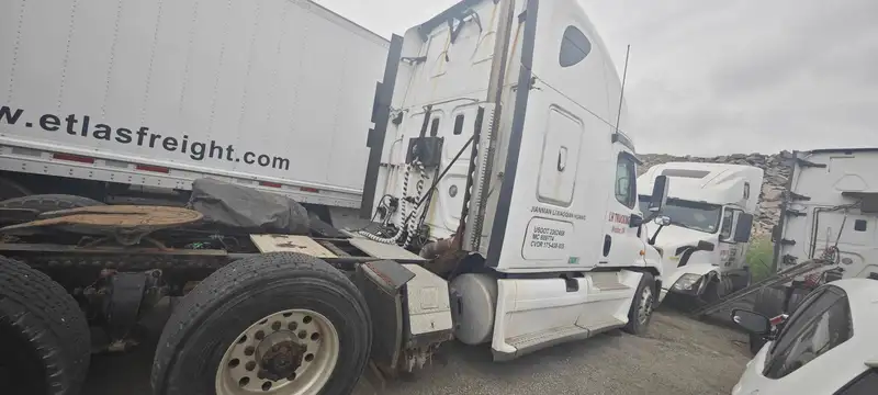2012 Freightliner CASCADIA-SLEEPER-WHITE cascadia sleeper, weiß, 800.000 mth, Import Kanada — Foto 7 z 7