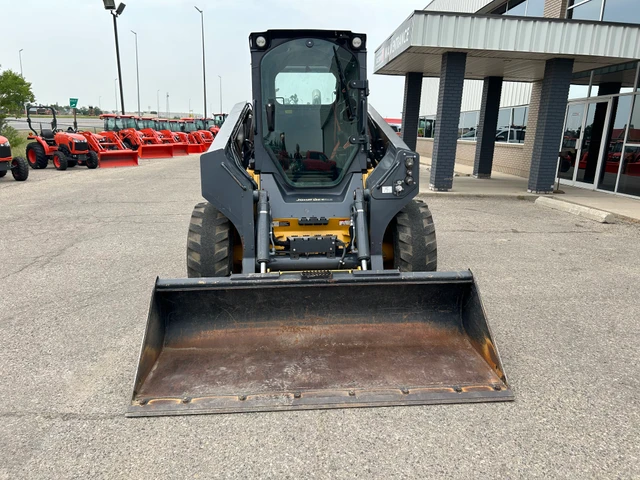 2019 John Deere 330G, 1 mth, Import Kanada — Foto 2 z 4