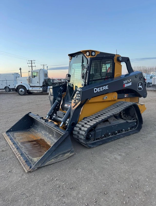 2025 John Deere 331P, Import Kanada — Foto 2 z 5