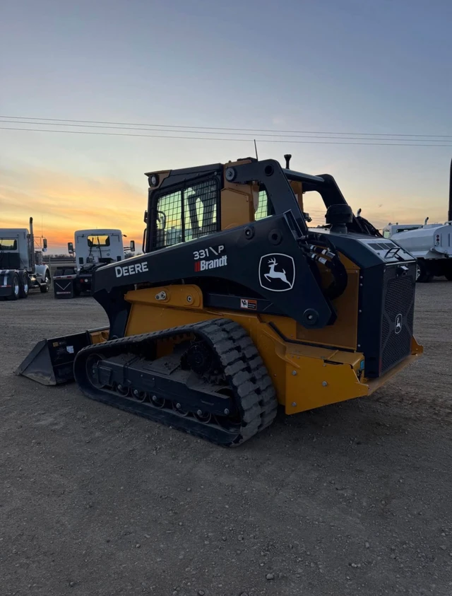 2025 John Deere 331P, Import Kanada — Foto 3 z 5