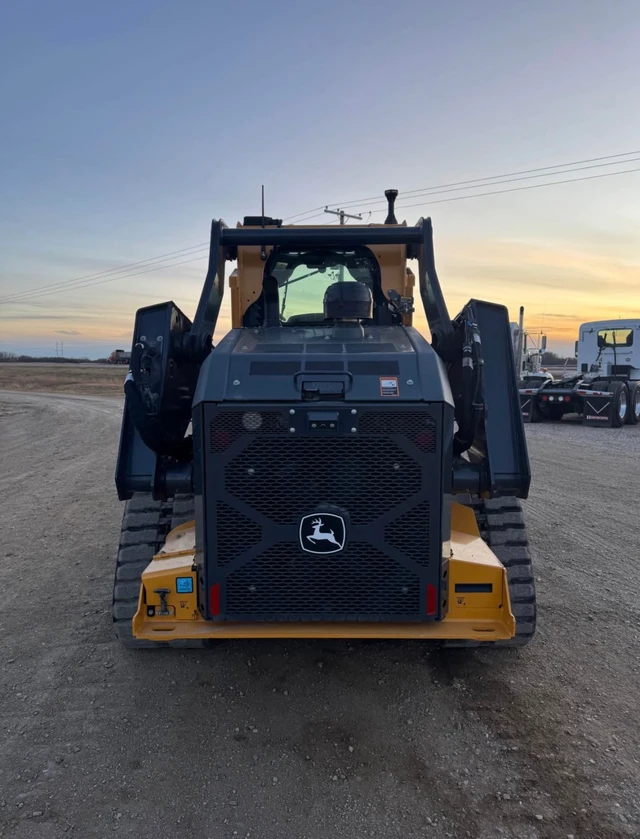 2025 John Deere 331P, Import Kanada — Foto 4 z 5