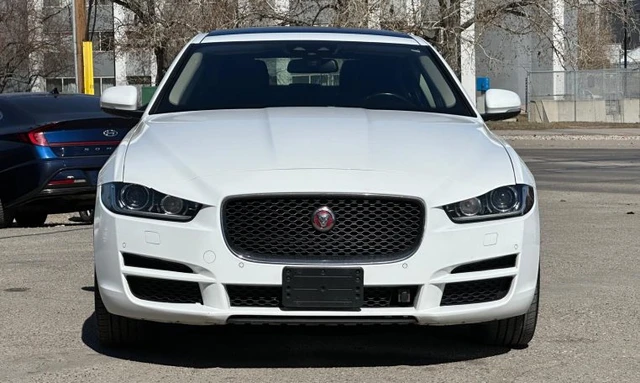 2018 Jaguar XE Premium, weiß, 129.801 km, Import Kanada — Foto 8 z 19