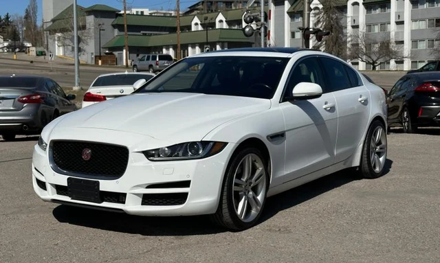 2018 Jaguar XE Premium, weiß, 129.801 km, Import Kanada — Foto 9 z 19