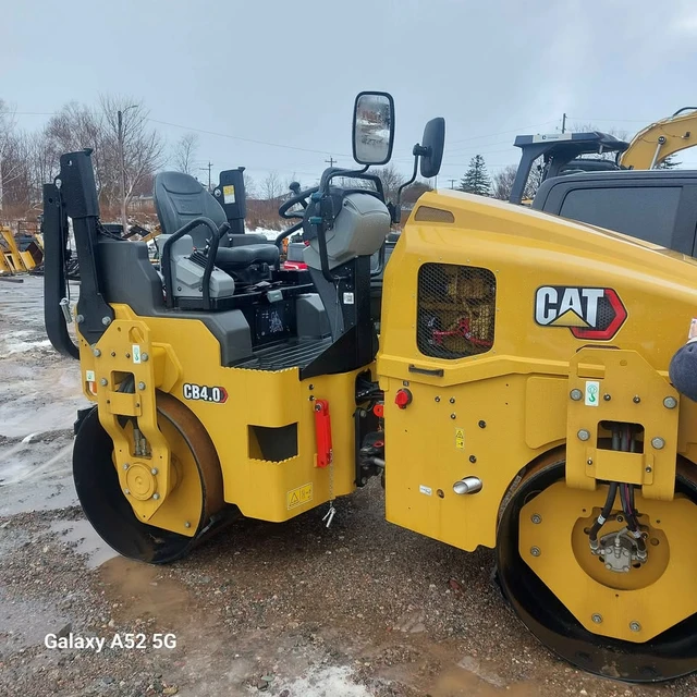 2025 Caterpillar CB, Import Kanada — Foto 2 z 5