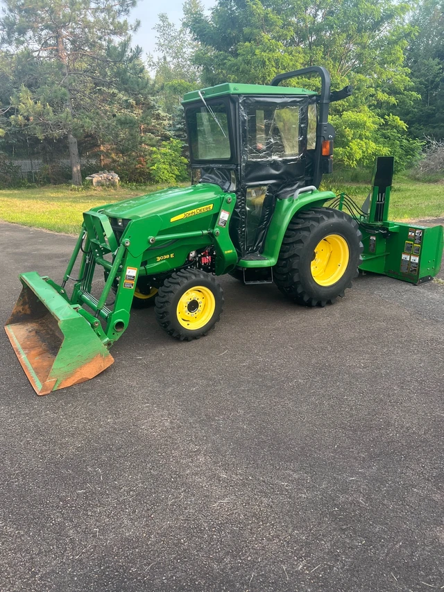 2020 John Deere 3038E, 200 mth, Import Kanada — Foto 1