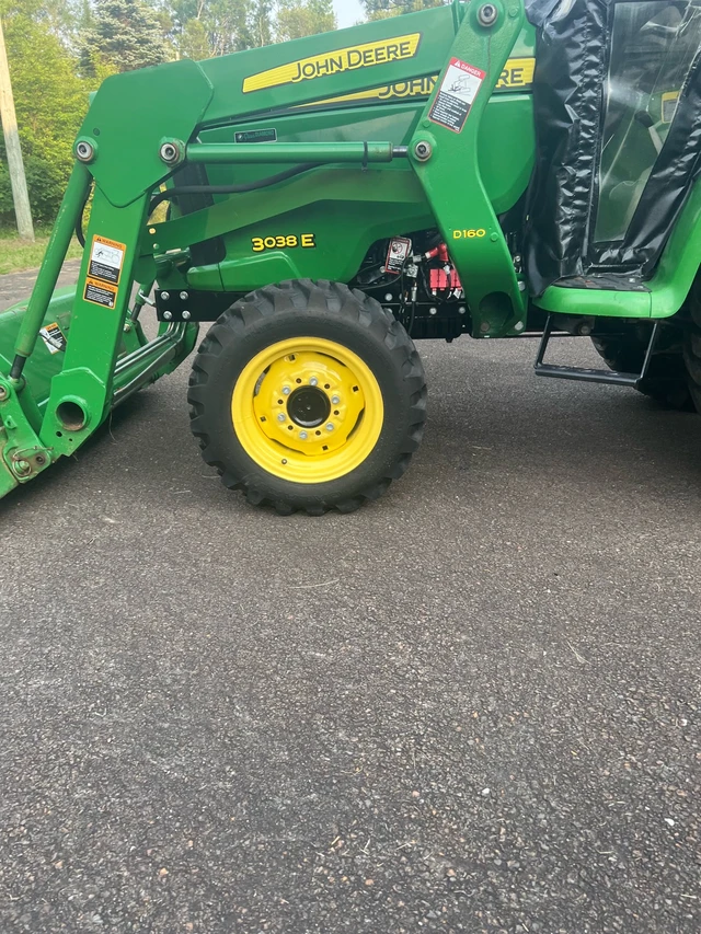 2020 John Deere 3038E, 200 mth, Import Kanada — Foto 4 z 5