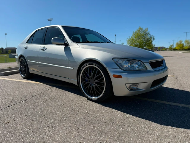 2004 Lexus Is 300, silber, 222.000 km, Import Kanada — Foto 1 z 5 2004 Lexus Is 300, silber, 222.000 km, Import Kanada — Foto 1 z 5