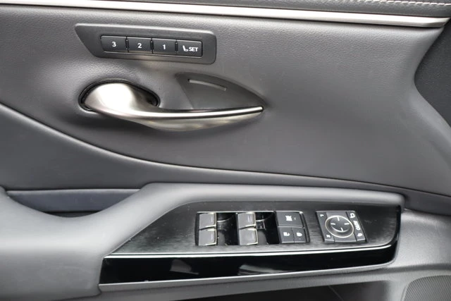 2025 Lexus ES LUXURY, weiß, 12.274 km, Import Kanada — Foto 15 z 20