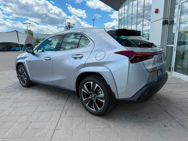 2026 Lexus UX 300h, silber, 15 km, Import Kanada — Foto 2 z 20