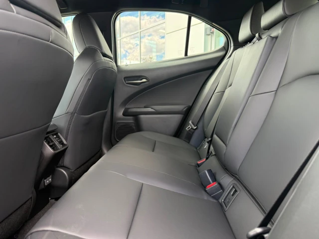 2026 Lexus UX 300h, orange, 15 km, Import Kanada — Foto 9 z 20