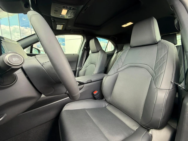 2026 Lexus UX 300h, silber, 15 km, Import Kanada — Foto 7 z 20
