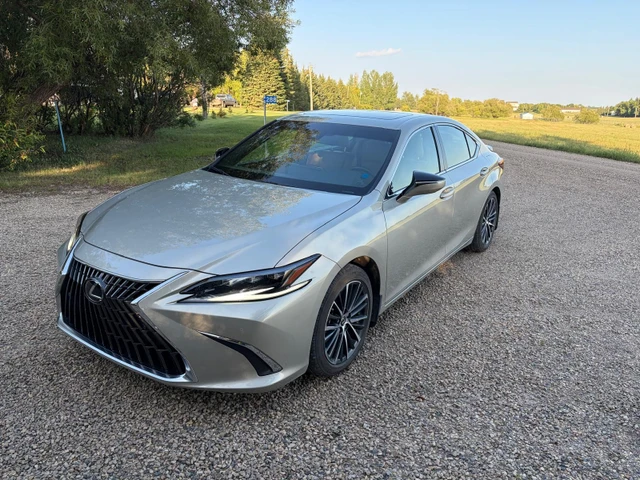 2025 Lexus ES 300h, silber, 38.000 km, Import Kanada — Foto 1