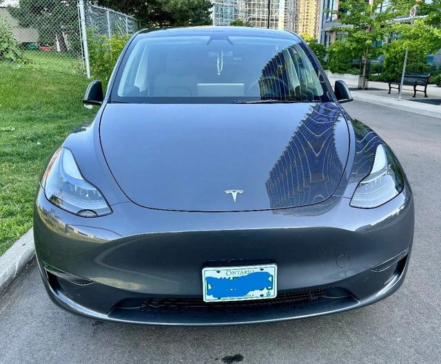 2023 Tesla Model Y RWD, silber, 15.000 km, Import Kanada — Foto 2 z 5