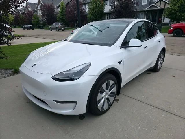 2024 Tesla Model Y, weiß, 129.750 km, Import Kanada — Foto 1