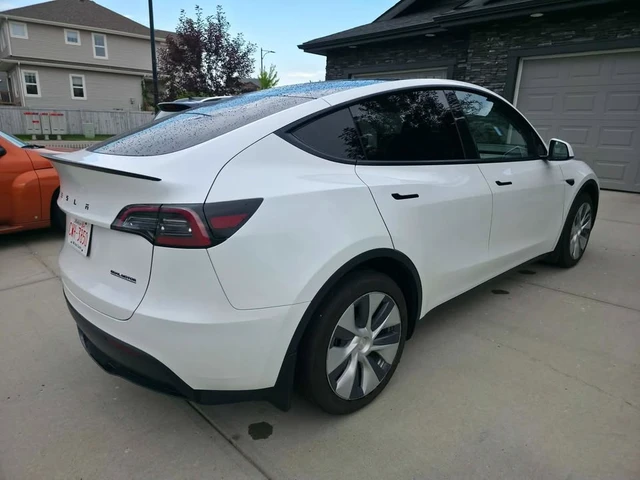 2024 Tesla Model Y, weiß, 129.750 km, Import Kanada — Foto 4 z 5