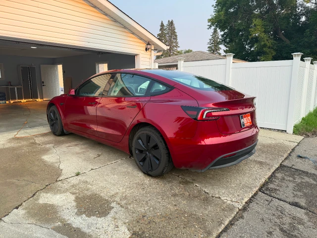 2025 Tesla Model 3 Premium, rot, 9.000 km, Import Kanada — Foto 1 z 5 2025 Tesla Model 3 Premium, rot, 9.000 km, Import Kanada — Foto 1 z 5
