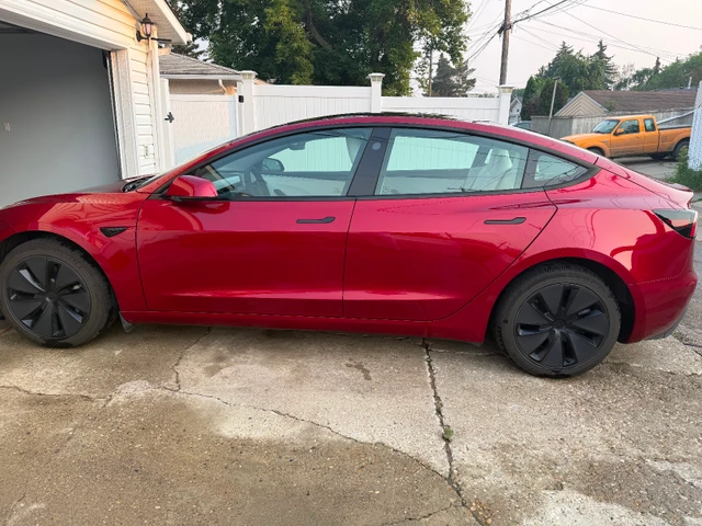 2025 Tesla Model 3 Premium, rot, 9.000 km, Import Kanada — Foto 2 z 5