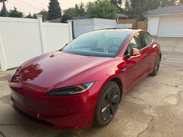 2025 Tesla Model 3 Premium, rot, 9.000 km, Import Kanada — Foto 3 z 5