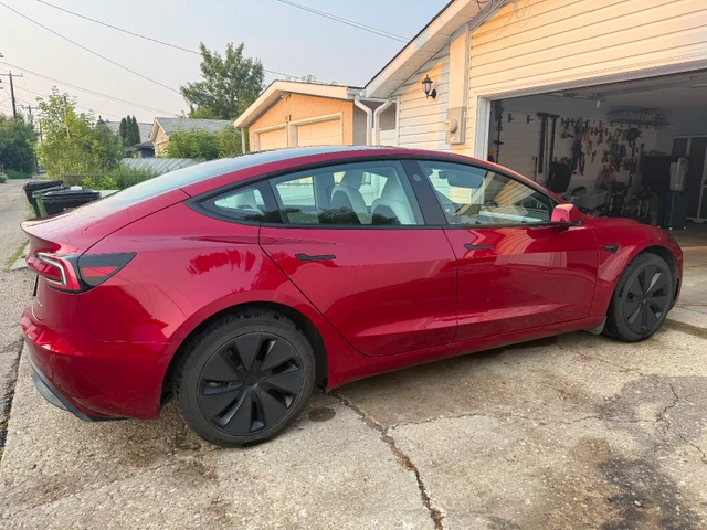 2025 Tesla Model 3 Premium, rot, 9.000 km, Import Kanada — Foto 5 z 5