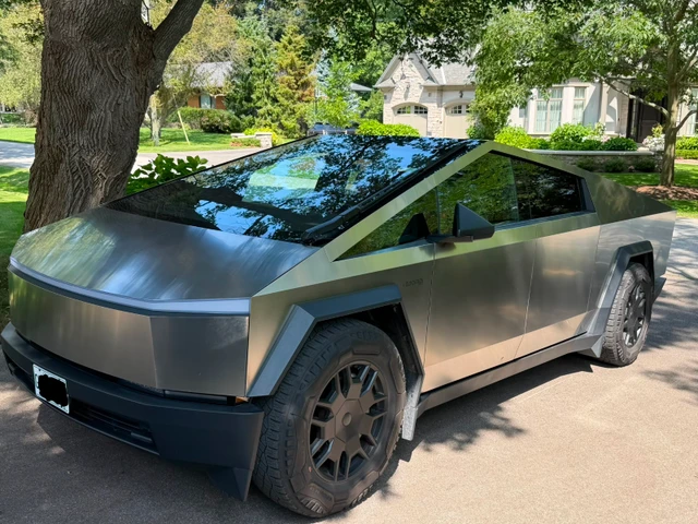 2024 Tesla Cybertruck (Foundation version, other, 46.000 km, Import Kanada — Foto 1
