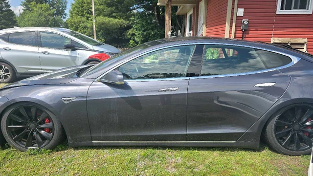 2015 Tesla Model S P85D, 202.058 km, Import Kanada — Foto 2 z 5