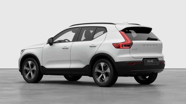 2026 Volvo Xc40 Plus (Dark Theme), weiß, 10 km, Import Kanada — Foto 2 z 5