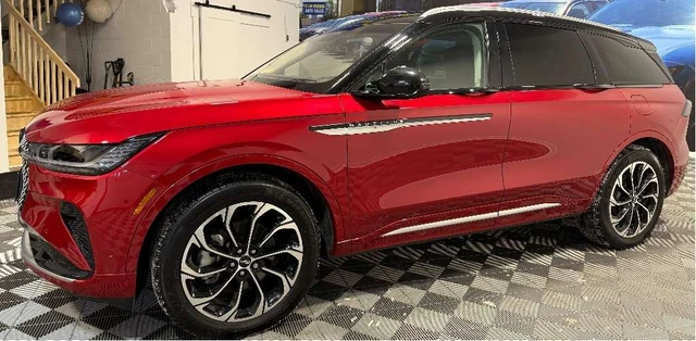 2024 Lincoln Nautilus Reserve, rot, 9.325 km, Import Kanada — Foto 2 z 5