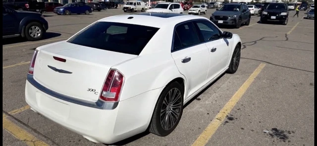2012 Chrysler 300 Luxury Series, weiß, 100.000 km, Import Kanada — Foto 1