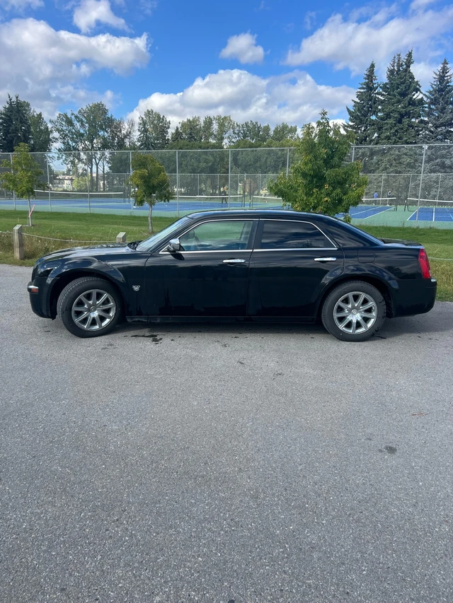 2009 Chrysler 300, schwarz, 120.200 km, Import Kanada — Foto 2 z 5