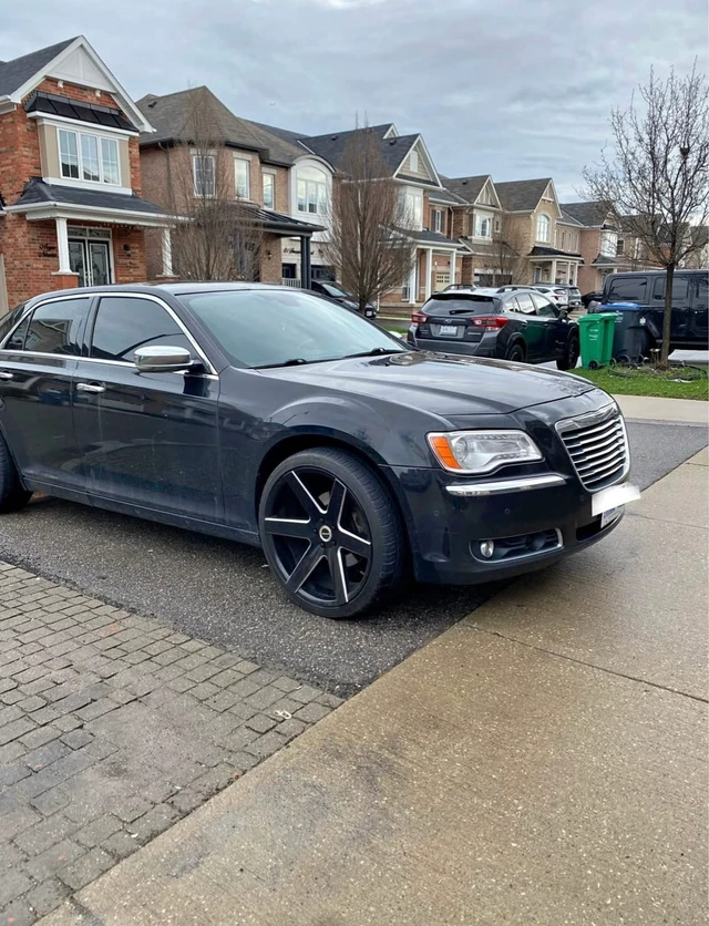 2011 Chrysler 300C, schwarz, 198.000 km, Import Kanada — Foto 1