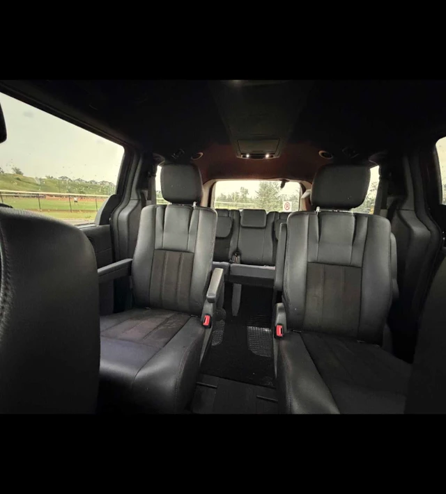 2020 Dodge Grand Caravan Premium Plus, schwarz, 102.200 km, Import Kanada — Foto 4 z 5