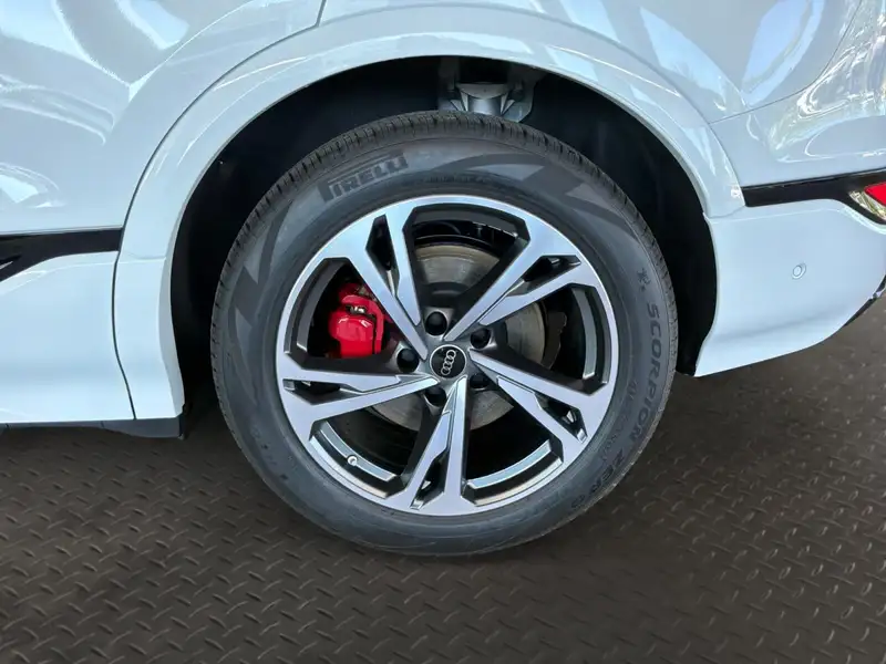 2027 Audi SQ6 e-tron Technik, weiß, 90 km, Import Kanada — Foto 9 z 12