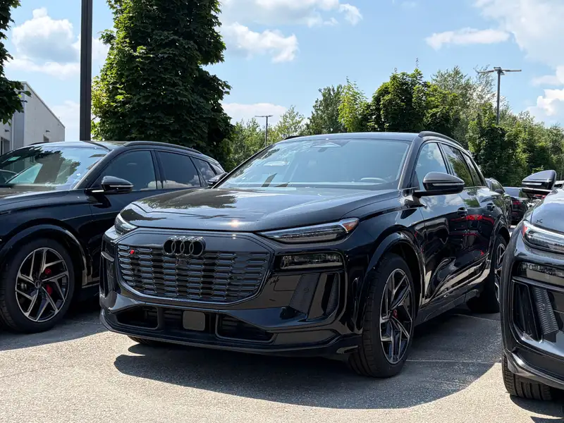2027 Audi SQ6 e-tron, schwarz, 10 km, Import Kanada — Foto 1