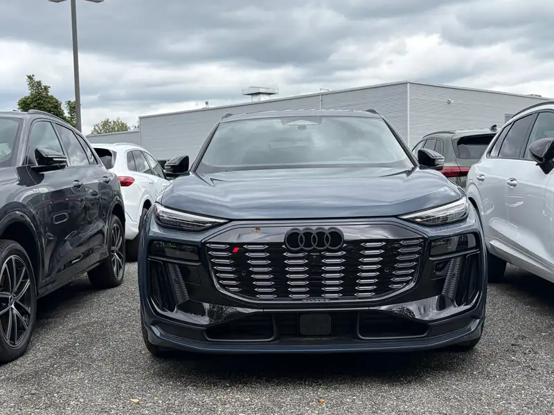2027 Audi SQ6 e-tron, blau, 10 km, Import Kanada — Foto 2 z 5