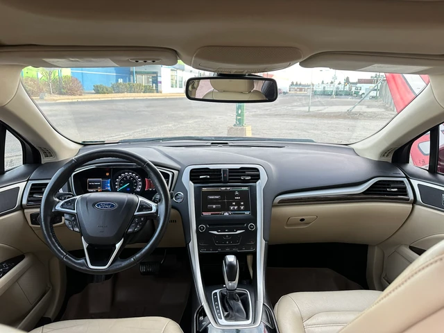 2015 Ford Fusion SE, rot, 153.356 km, Import Kanada — Foto 3 z 5