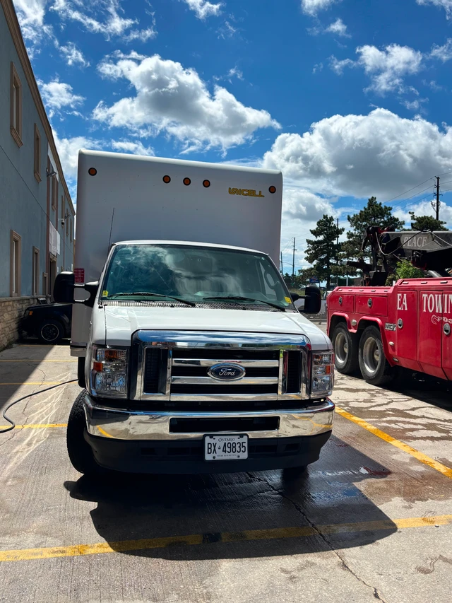 2021 Ford E-450 super duty, weiß, 114.936 km, Import Kanada — Foto 1