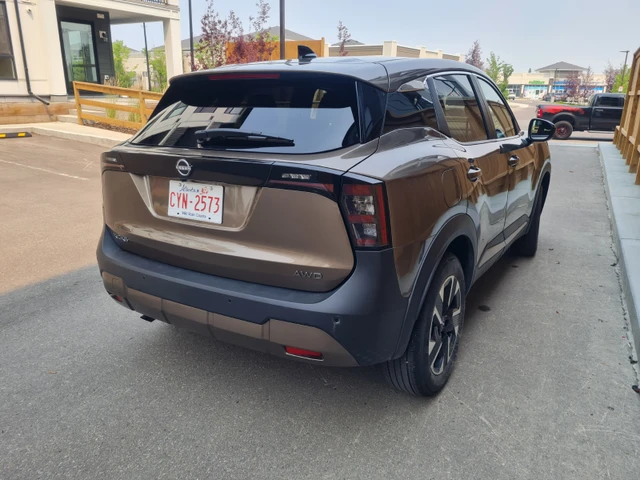 2026 Nissan Kicks SV, braun, 13.800 km, Import Kanada — Foto 2 z 5