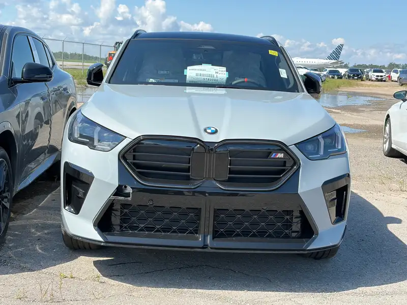 2027 BMW X2, grau, 90 km, Import Kanada — Foto 2 z 5