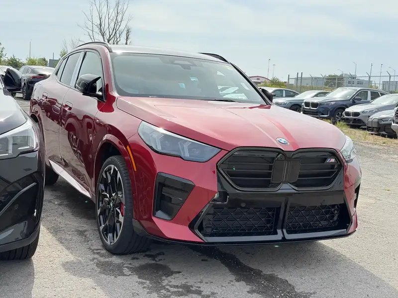 2027 BMW X2, rot, 90 km, Import Kanada — Foto 3 z 5