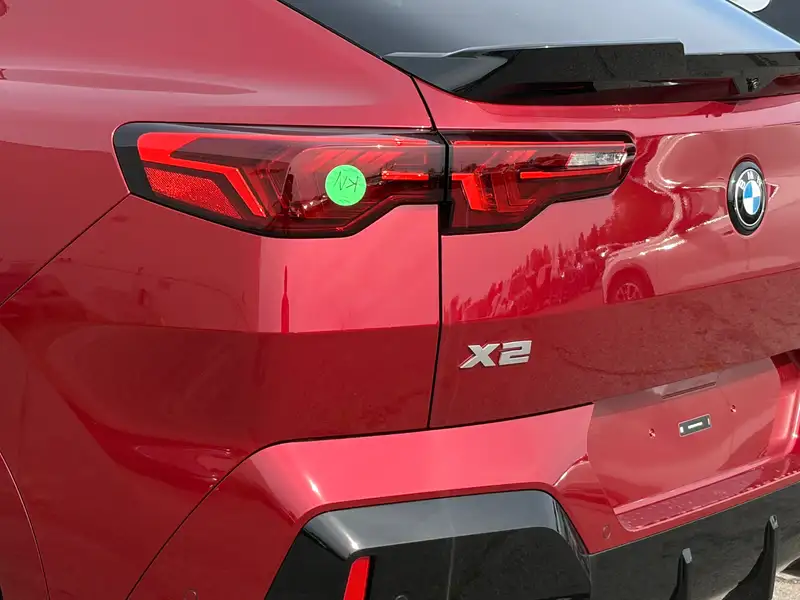 2027 BMW X2, rot, 90 km, Import Kanada — Foto 4 z 5