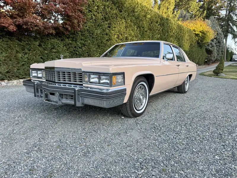 1977 Cadillac Deville 4dr, 40.000 km, Import Kanada — Foto 2 z 12