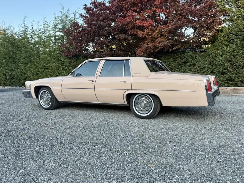 1977 Cadillac Deville 4dr, 40.000 km, Import Kanada — Foto 3 z 12