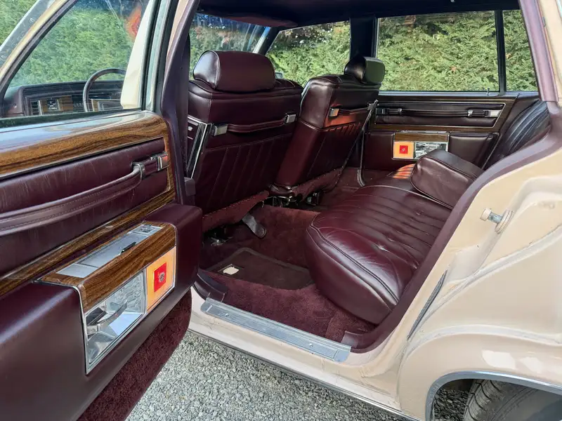 1977 Cadillac Deville 4dr, 40.000 km, Import Kanada — Foto 8 z 12