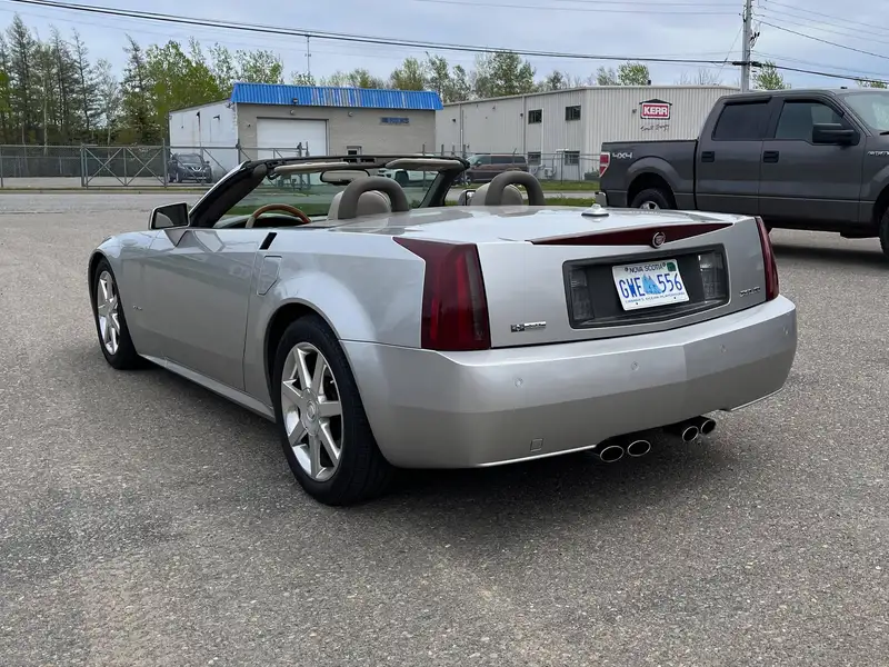 2005 Cadillac XLR, silber, 69.000 km, Import Kanada — Foto 7 z 10