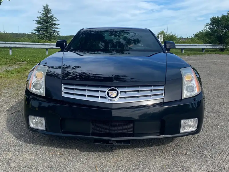 2005 Cadillac XLR, schwarz, 108.000 km, Import Kanada — Foto 2 z 12
