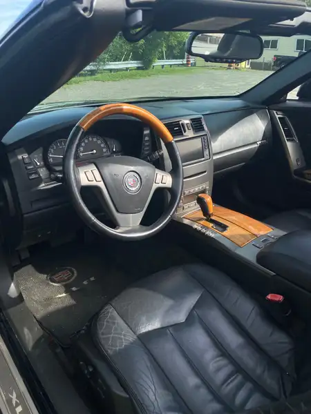 2005 Cadillac XLR, schwarz, 108.000 km, Import Kanada — Foto 4 z 12