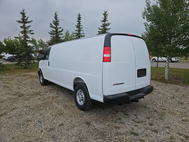 2026 Chevrolet Express 3500 CARGO, weiß, 5 km, Import Kanada — Foto 3 z 12