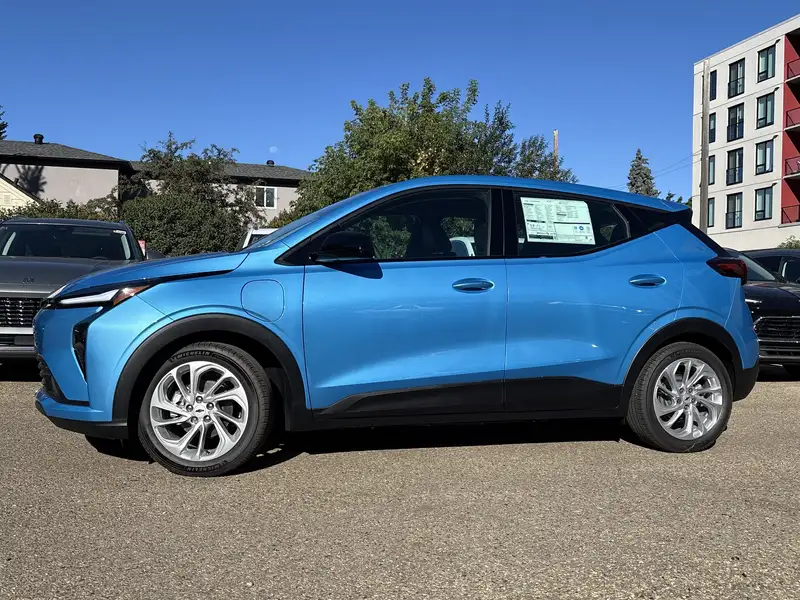 2027 Chevrolet Bolt, blau, 0 km, Import Kanada — Foto 3 z 12