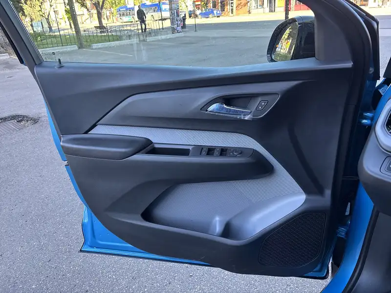 2027 Chevrolet Bolt, blau, 0 km, Import Kanada — Foto 8 z 12