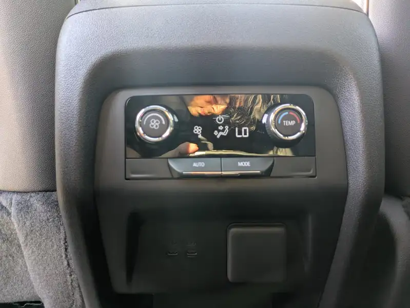 2027 Chevrolet Traverse LT, grün, 0 km, Import Kanada — Foto 10 z 12